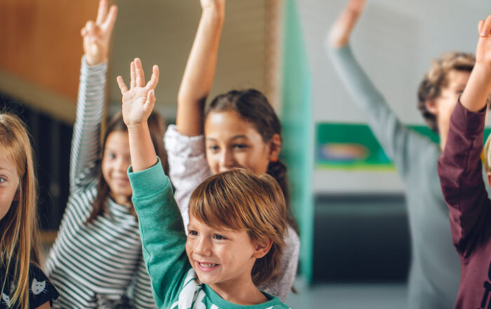 Kinder heben die Hand - Schulanfang