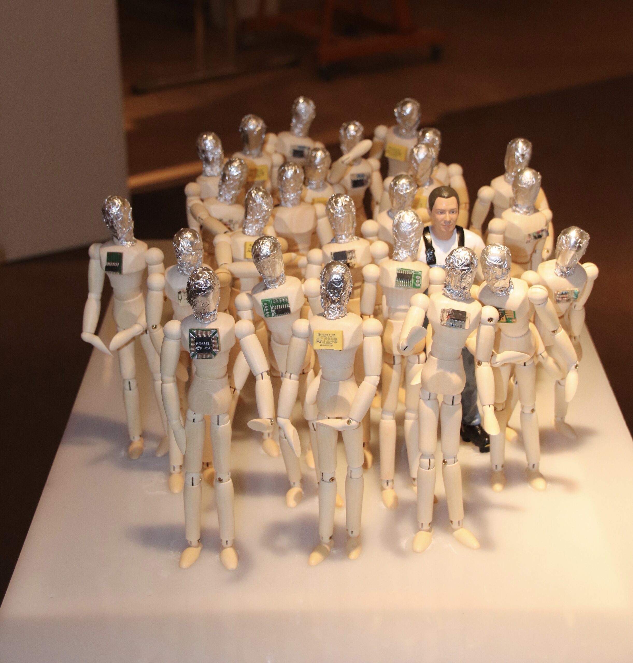 Ein Mensch steht inmitten von Puppen